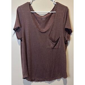 Me To We Women’s Frayed Hems V- Neck Pocket Tee Size Medium‎